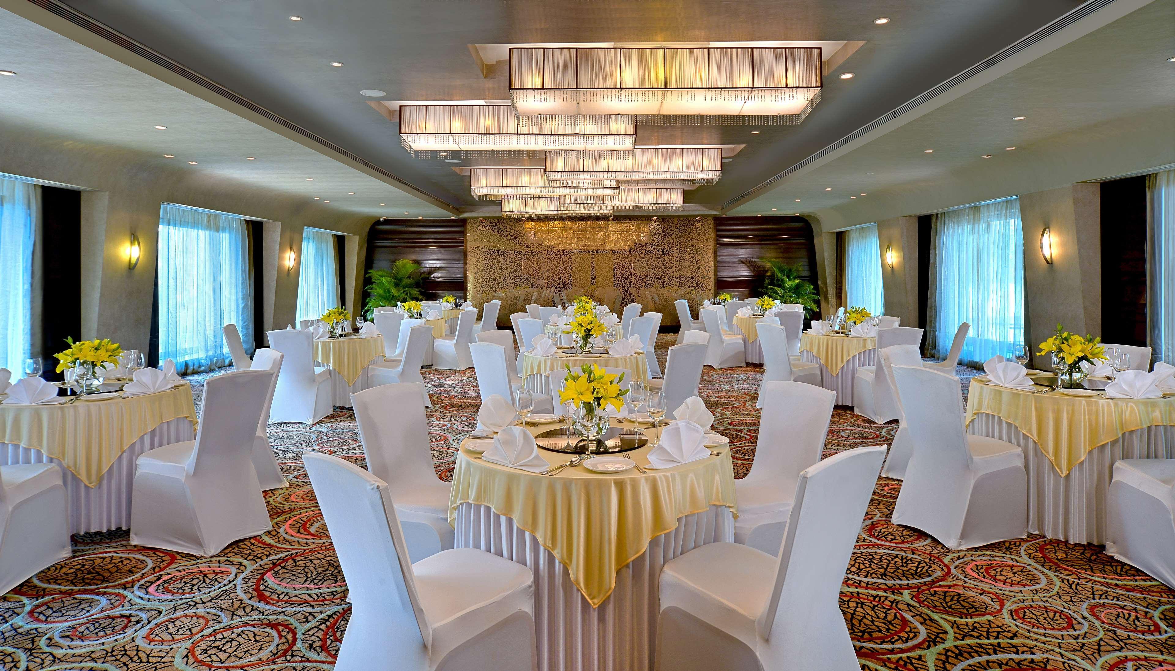 Radisson Mumbai Goregaon Exterior foto
