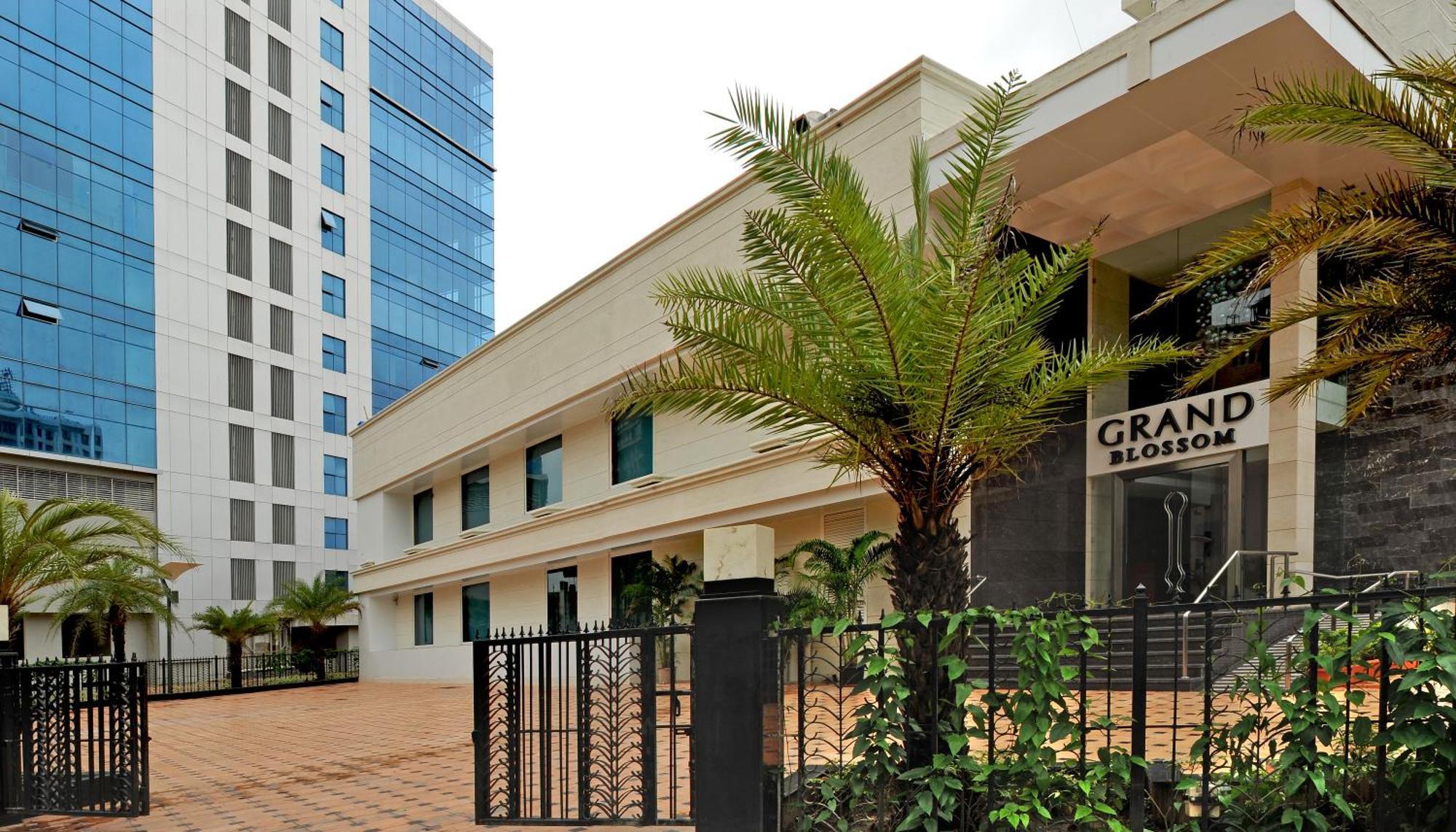 Radisson Mumbai Goregaon Exterior foto