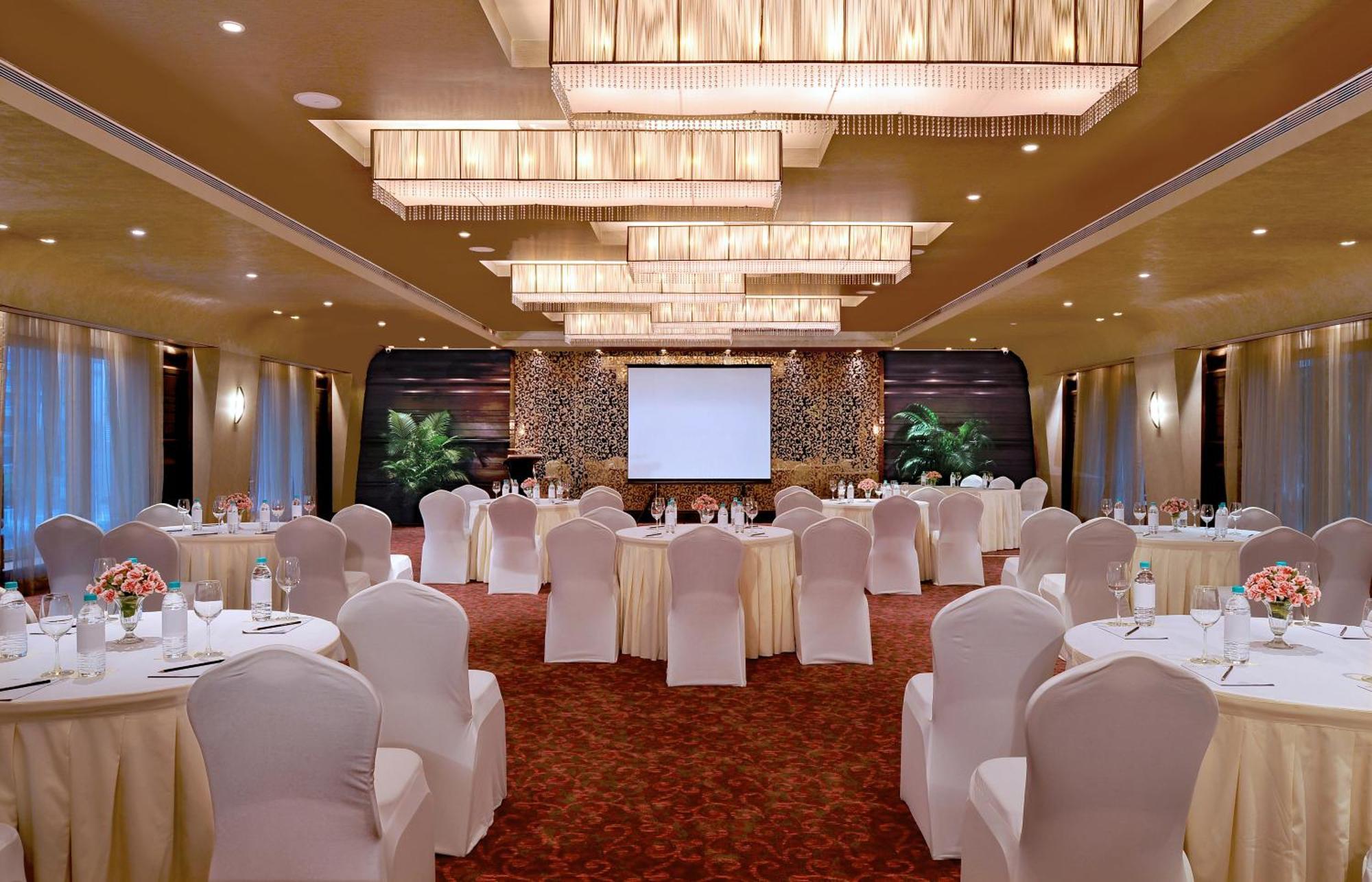 Radisson Mumbai Goregaon Exterior foto